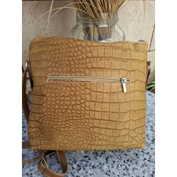 Vista posterior de bolso bandolera Lisviv en piel ocre mostaza con bolsillo horizontal de cremallera.