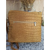 Vista posterior de bolso bandolera Lisviv en piel ocre mostaza con bolsillo horizontal de cremallera.