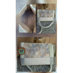 Bolso artesanal de piel Lisviv con diseño de bloques en color blanco, gris y centro grabado de serpiente multicolor.