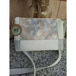 Vista frontal de bolso de piel de autor Lisviv con bloques en blanco, gris y panel central grabado de serpiente irisada.