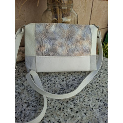 Vista posterior de bolso bandolera Lisviv en piel patchwork blanca con panel de grabado exótico irisado.