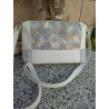 Vista posterior de bolso bandolera Lisviv en piel patchwork blanca con panel de grabado exótico irisado.
