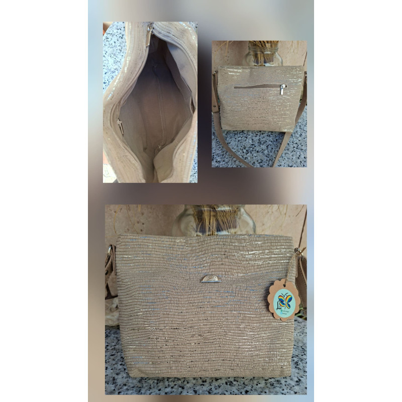 Bolso artesanal Lisviv de piel legítima color arena con grabado texturizado metalizado y aplique central.