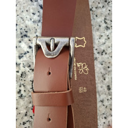 Detalle de hebilla labrada de herradura y reverso grabado de cinturón Lisviv.