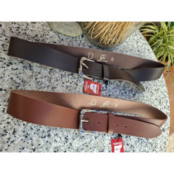 Dos cinturones casuales Lisviv de piel de 4 cm en tonos marrón con hebilla rectangular plateada.