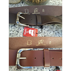 Detalle en primer plano de hebilla rectangular plateada y marcas de autenticidad en cuero marrón Lisviv.