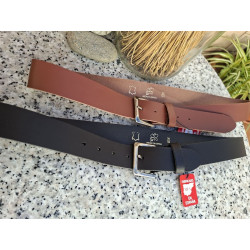 Dos cinturones de piel legítima Lisviv en color negro y marrón con hebilla rectangular plana expuestos en ángulo.