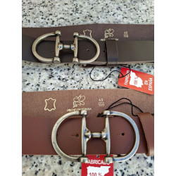 Detalle de cinturones casuales de 4 cm en piel vacuna con hebilla estilo bocado y sellos grabados Lisviv.