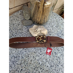 Cinturón casual de piel marrón Lisviv con hebilla artesanal forrada en pelo con estampado de leopardo.