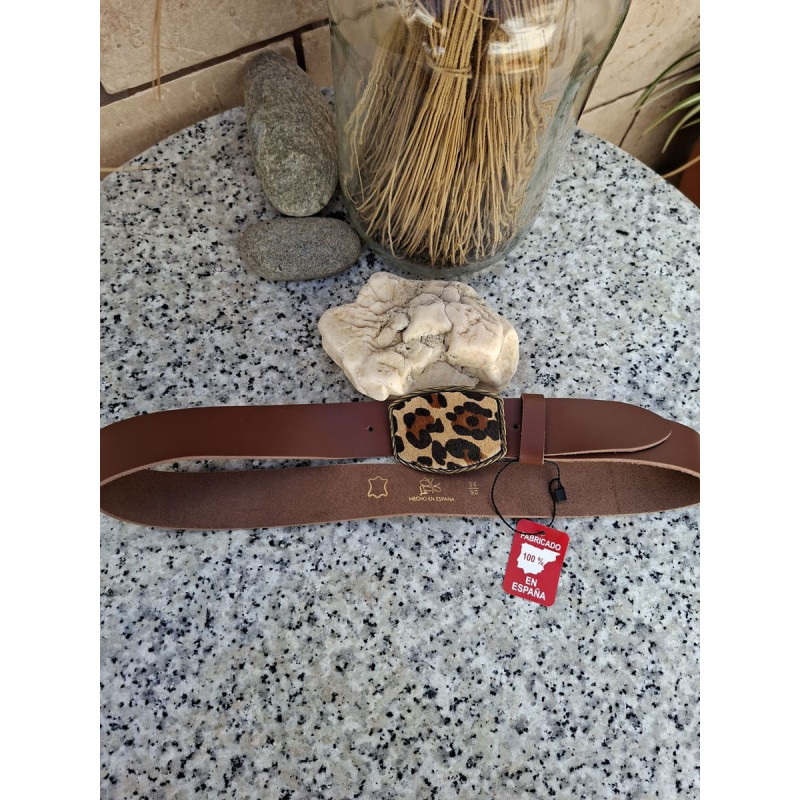 Cinturón casual de piel marrón Lisviv con hebilla artesanal forrada en pelo con estampado de leopardo.