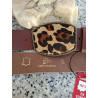 Primer plano de hebilla ovalada con textura de pelo en estampado leopardo y marco labrado de cinturón Lisviv.