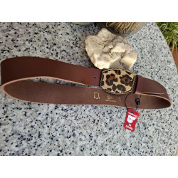 Vista en perspectiva de cinturón casual Lisviv de piel curtida con hebilla decorativa de leopardo.