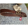 Vista en perspectiva de cinturón casual Lisviv de piel curtida con hebilla decorativa de leopardo.