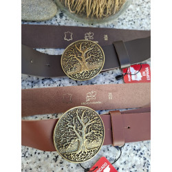 Primer plano de hebilla circular calada con el motivo del árbol de la vida en relieve bronce sobre cinturón Lisviv.
