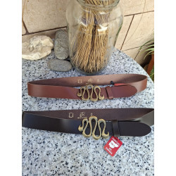 Cinturones casuales Lisviv de 4 cm en cuero liso con hebilla metálica de formas onduladas y sinuosas.