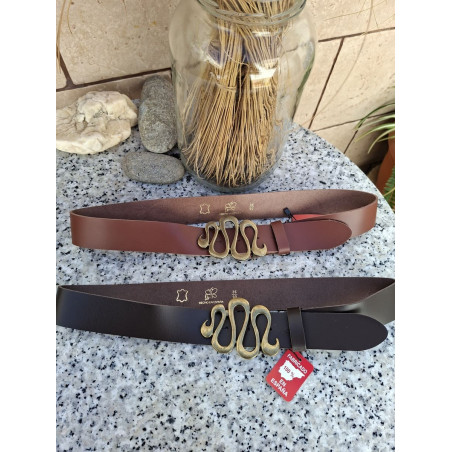 Cinturones casuales Lisviv de 4 cm en cuero liso con hebilla metálica de formas onduladas y sinuosas.