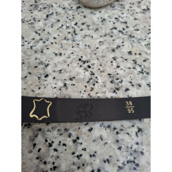Primer plano del reverso de cinturón Lisviv con el sello dorado de piel auténtica y logotipo grabado.