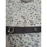 Primer plano del reverso de cinturón Lisviv con el sello dorado de piel auténtica y logotipo grabado.