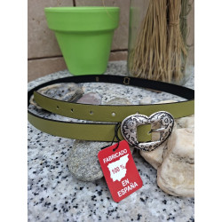 Cinturón fino de vestir Lisviv de 2 cm en color verde oliva con hebilla de corazón y etiqueta roja de fabricación nacional.